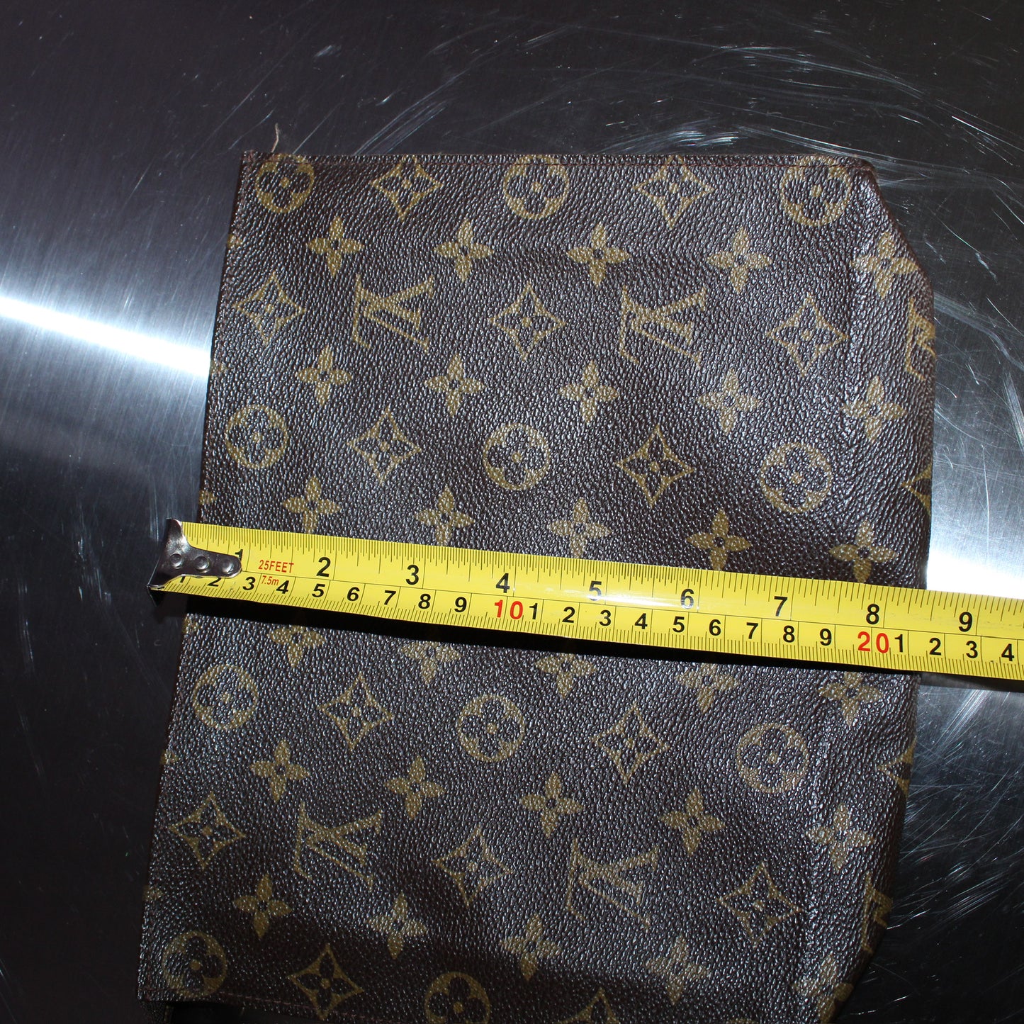 LV Poche Toilette