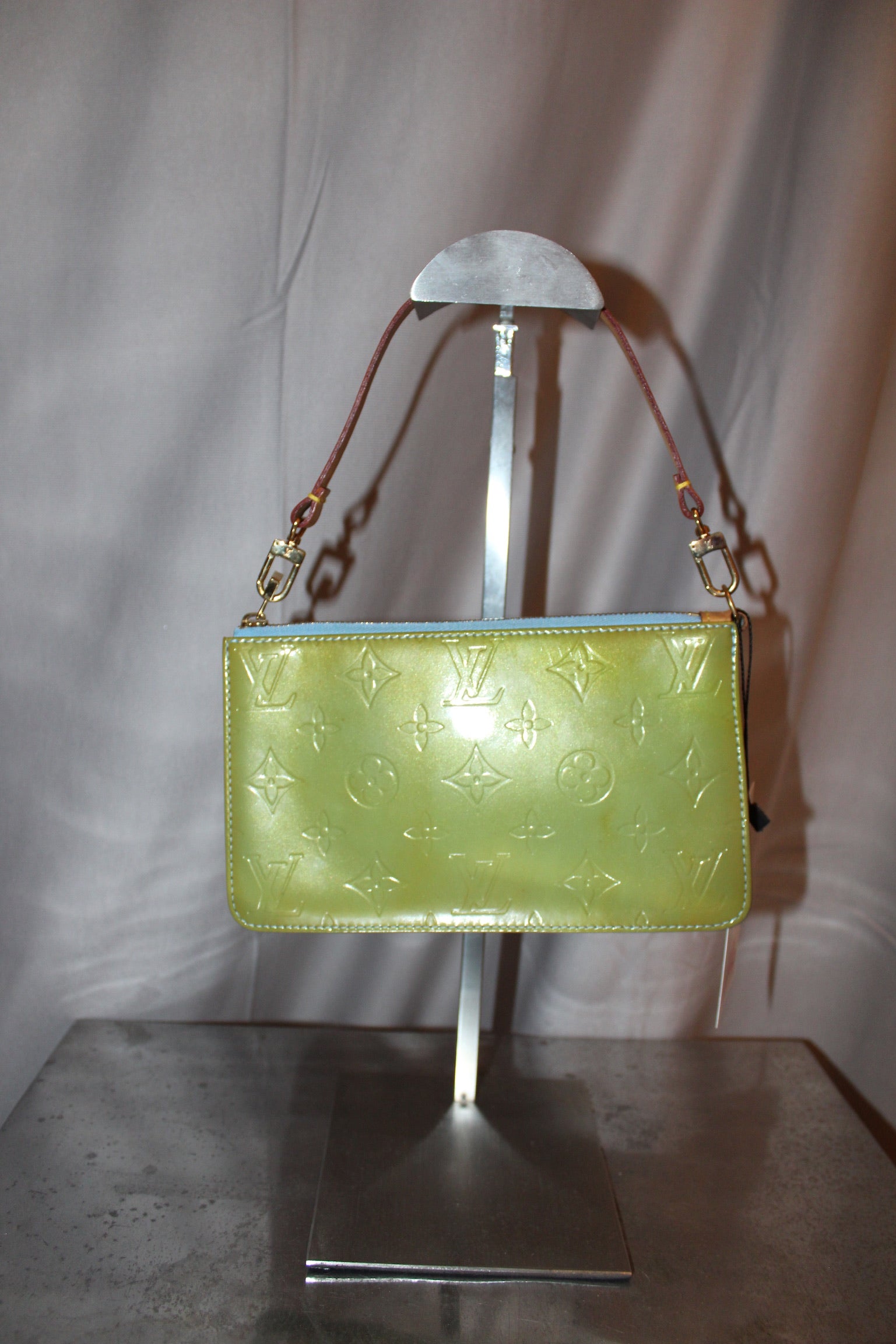 LV pochette green Vernis