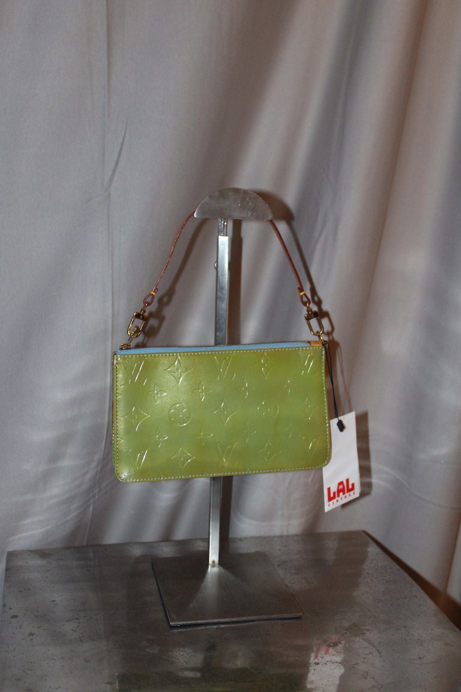 LV pochette green Vernis