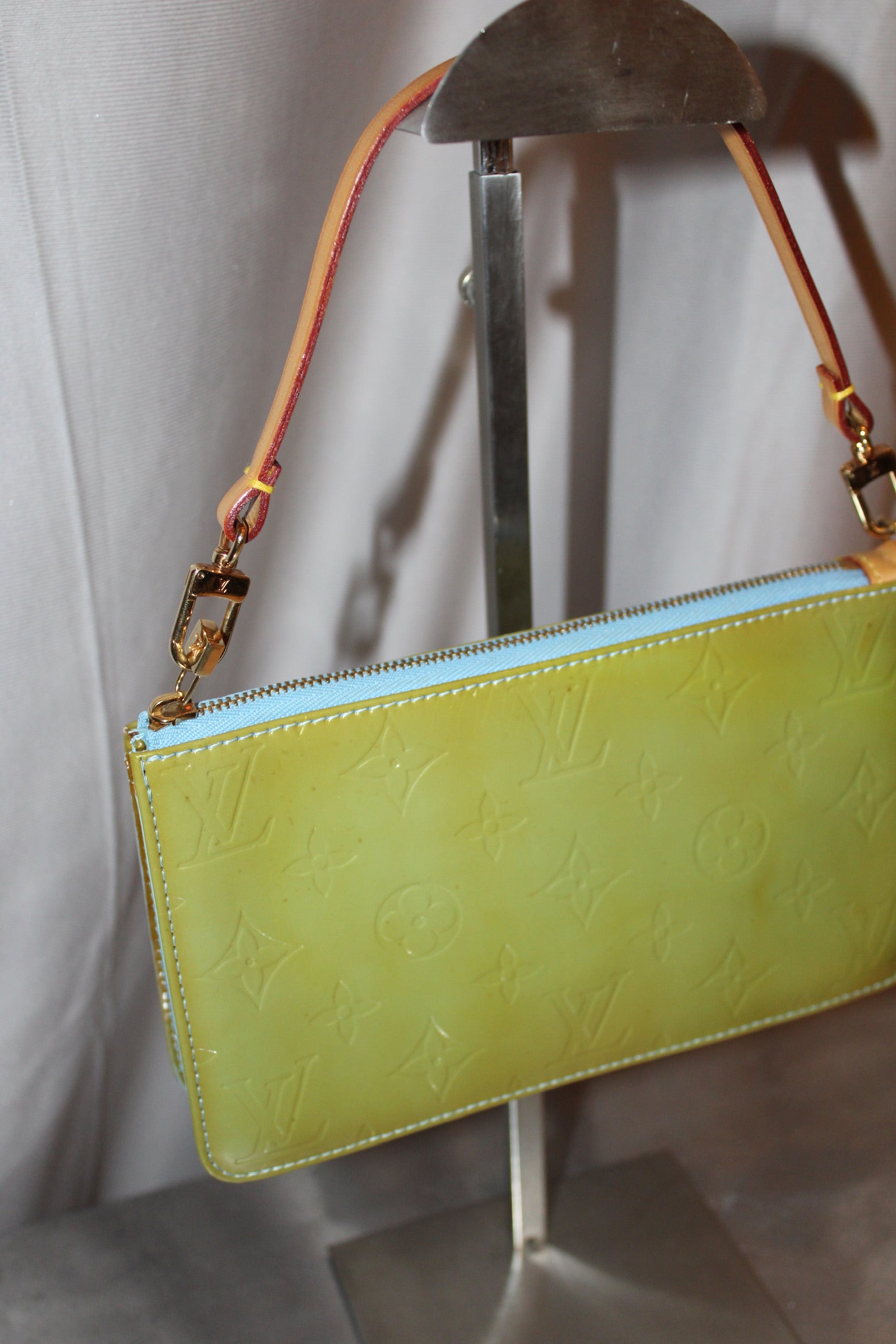 LV pochette green Vernis
