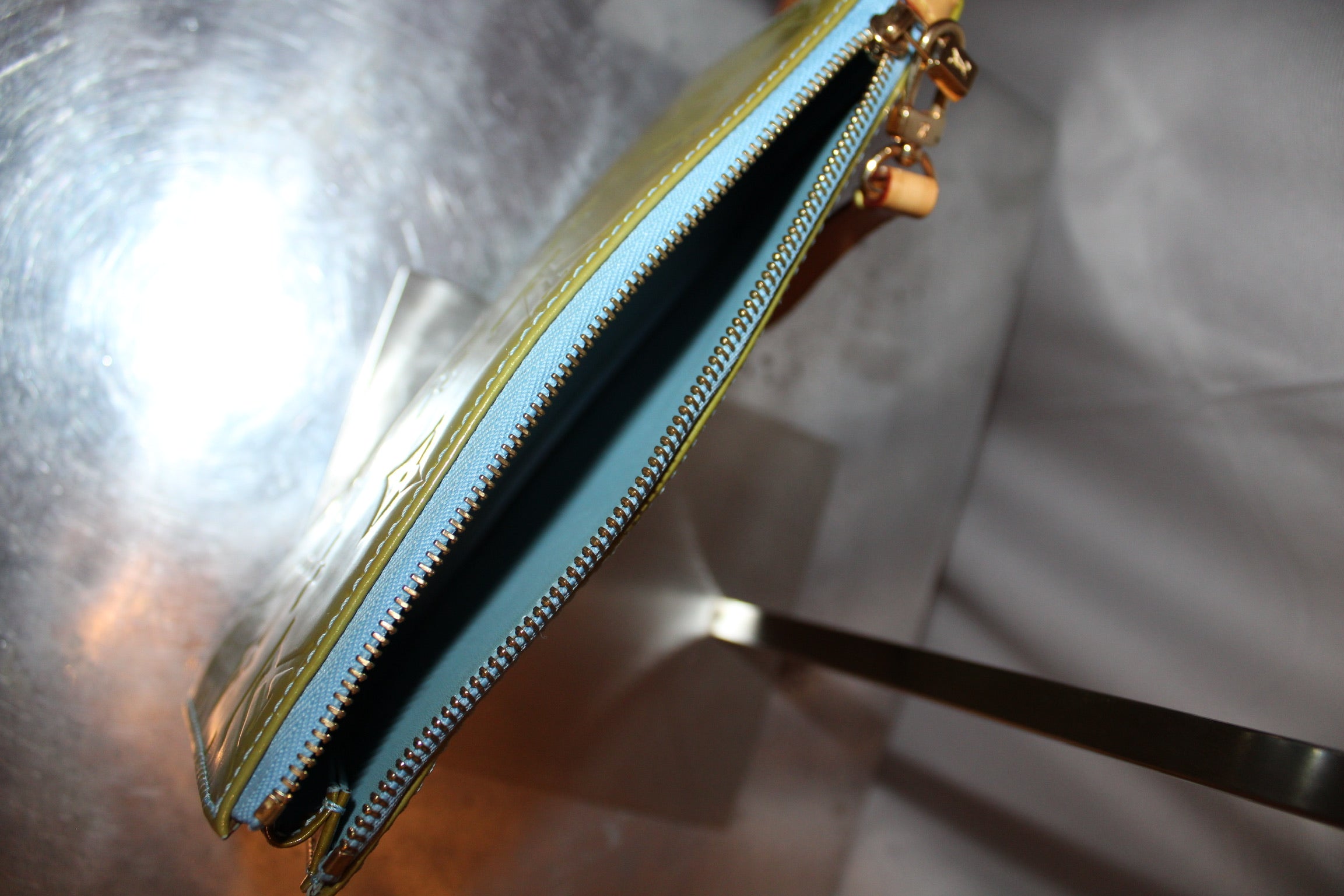 LV pochette green Vernis