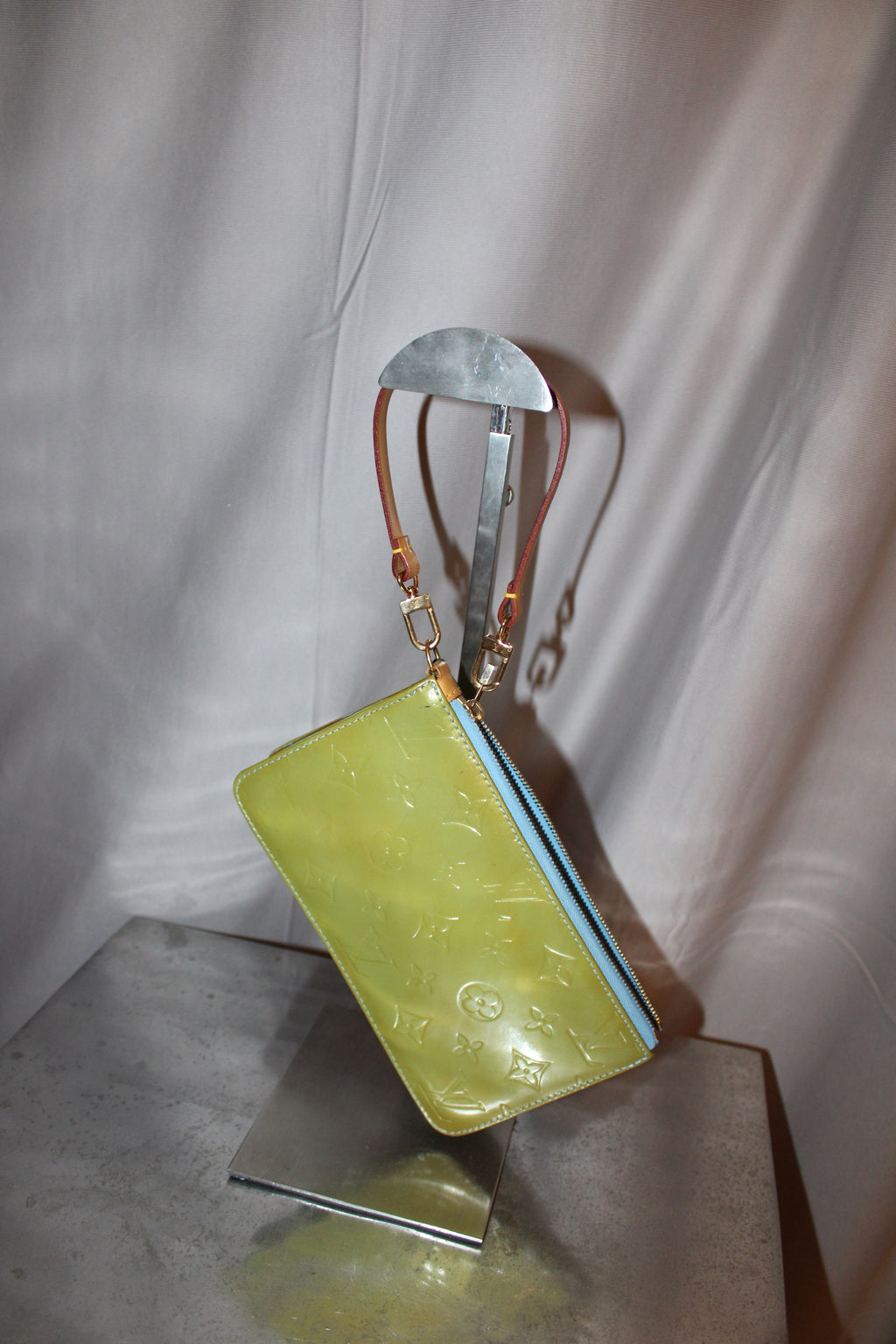 LV pochette green Vernis