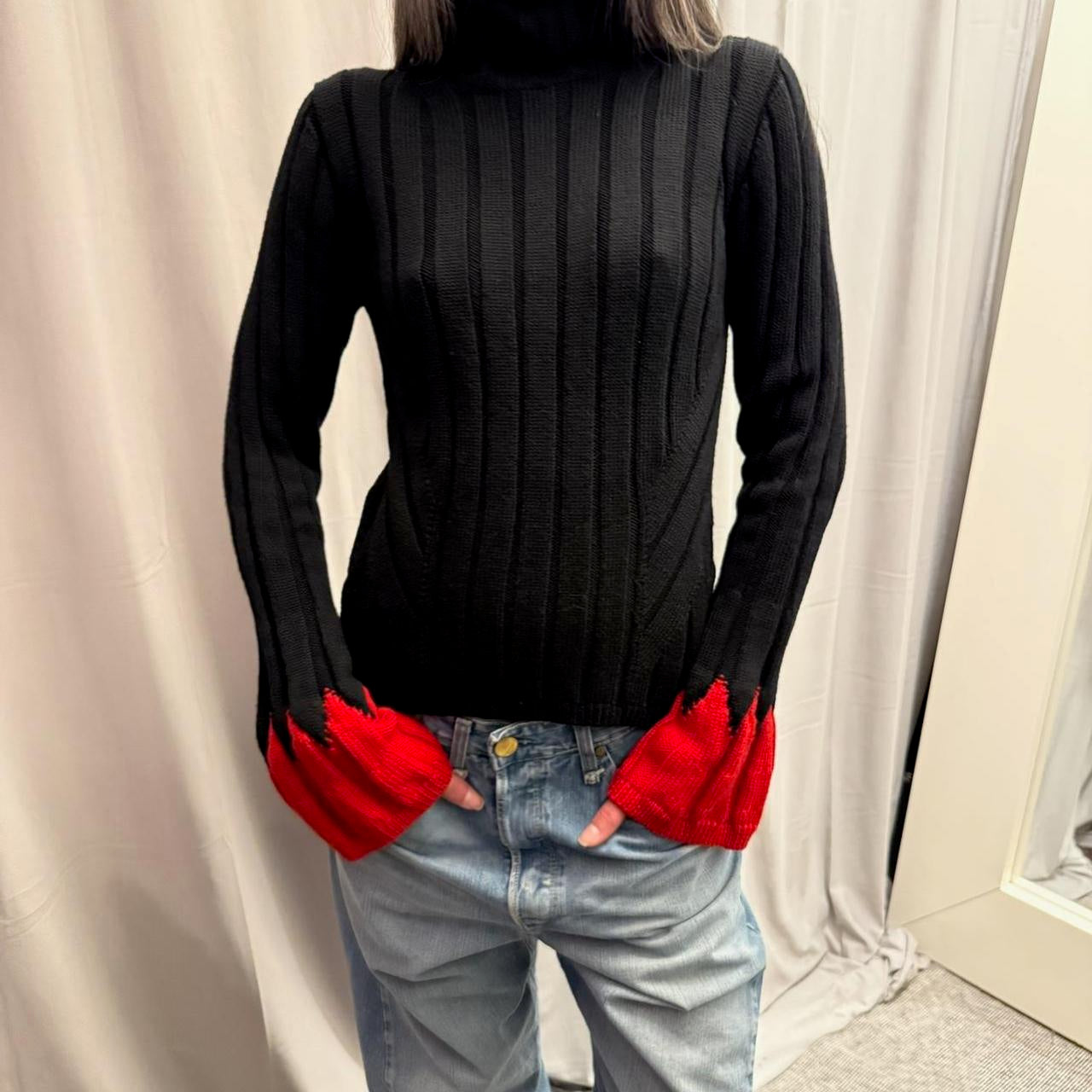ALEXANDER MCQUEEN ニット・セーター S 黒x赤 【古着】【中古】 Alexander McQueen - ALEXANDER MCQUEEN ニット・セーター S 黒x赤